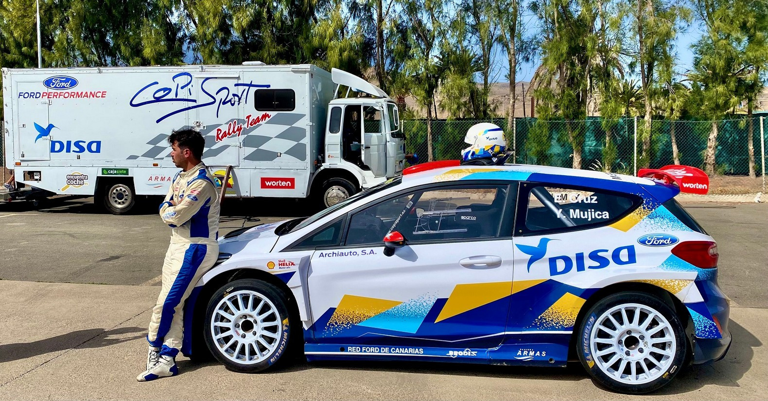 Enrique Cruz junto a su Ford Fiesta Rally2