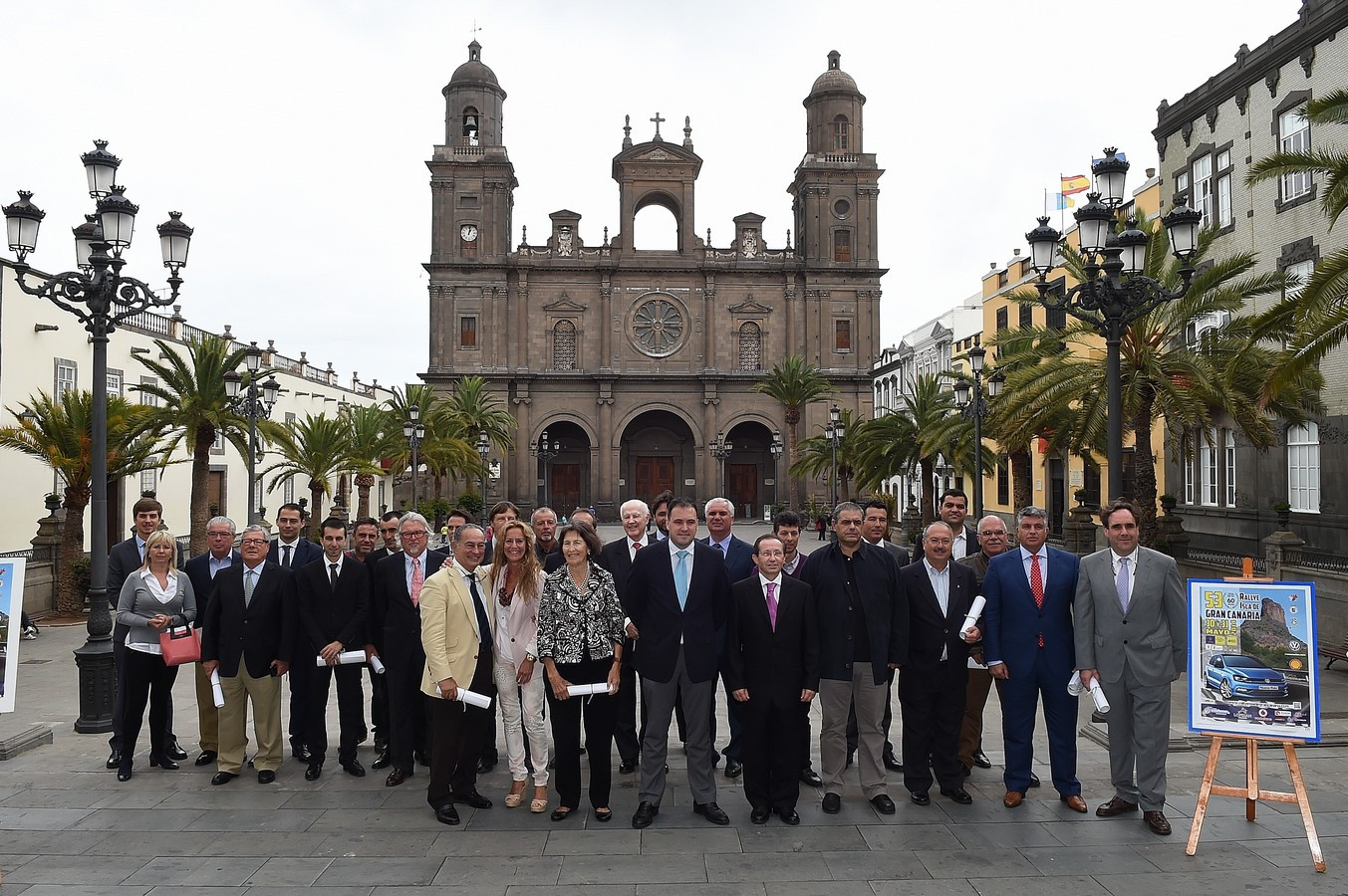 Los homenajeados junto a la catedral de Las Palmas de Gran Canaria.