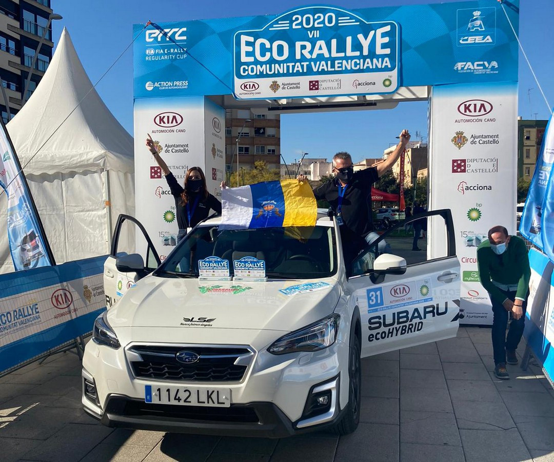 Javier Robledano-Sánchez celebran su título tras Eco Rally CV