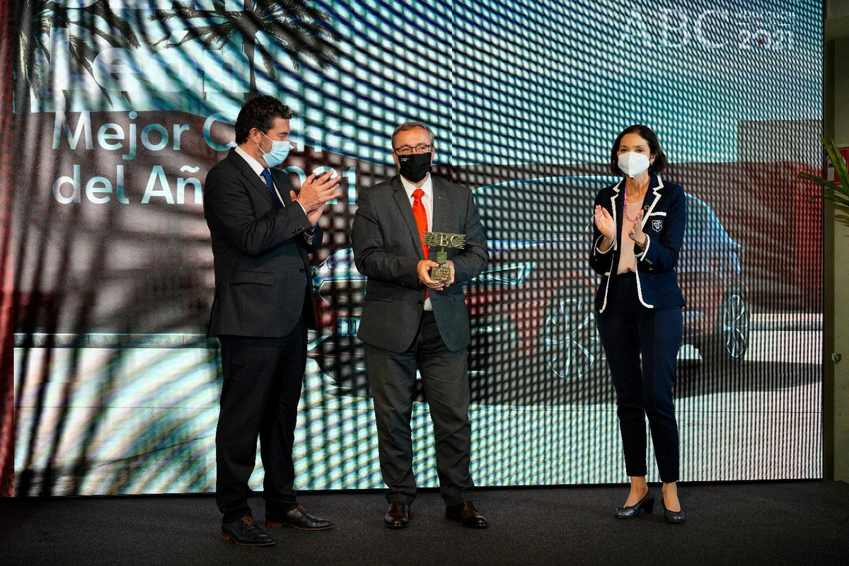 El-SEAT-Leon-recibe-el-premio-ABC-Mejor-Coche-del-Ano-2021_01_HQ