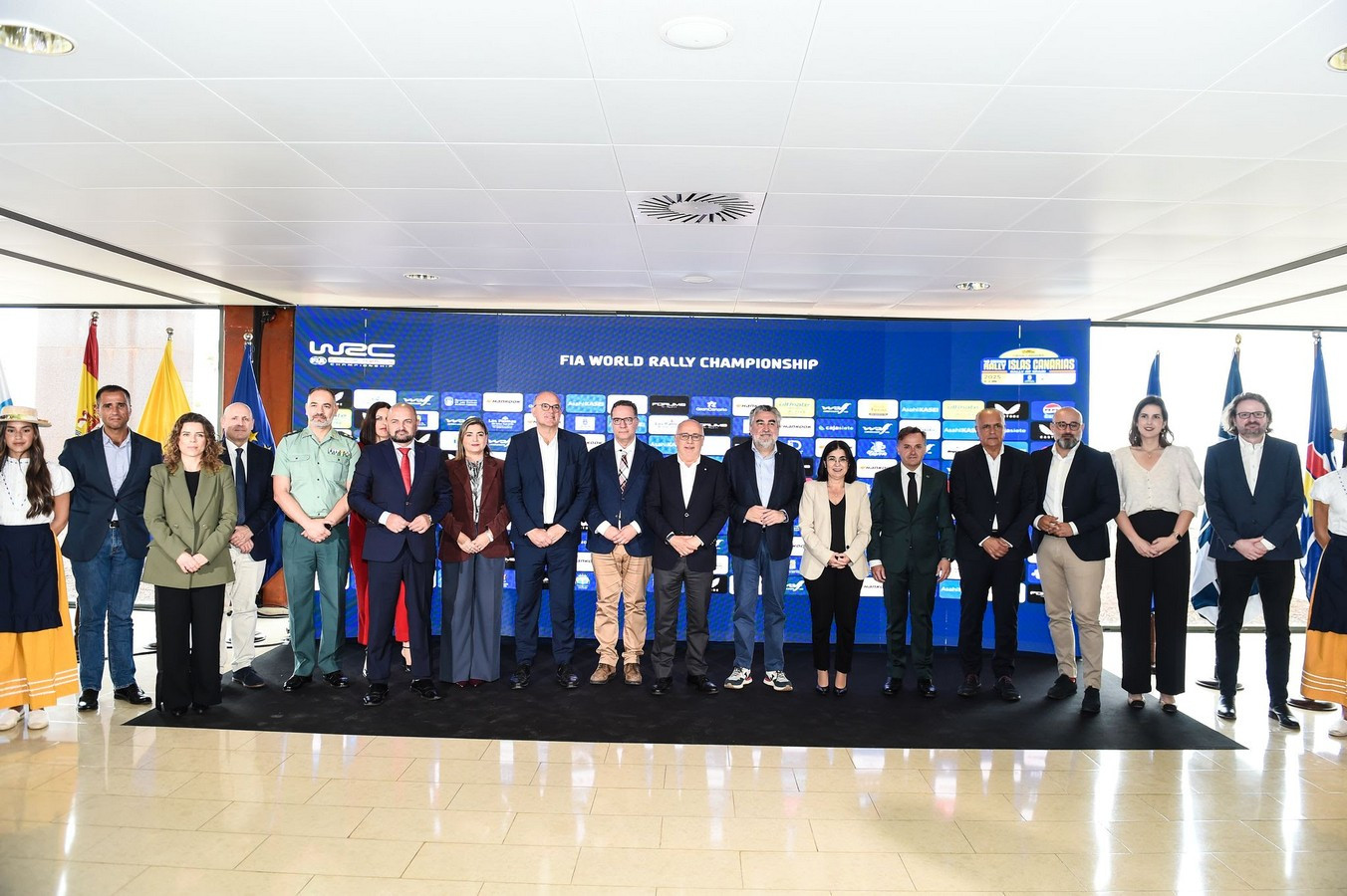 Rally Islas Canarias. foto familia todos políticos y patrocinadores.2025