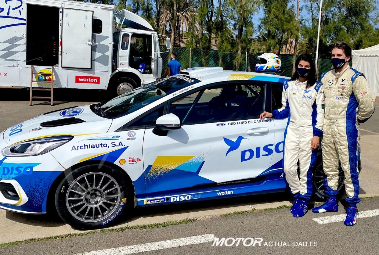 Arminda Falcón y Raúl Capdevila junto al Ford Fiesta Rally4